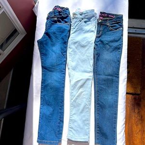 The Children’s Place toddler girls 3 different colored denim jeans. Size 6X/7